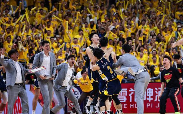 华体会官方-广东绝杀收获三大奇兵！王牌后卫砍23+6重返巅峰，两锋线完成救赎